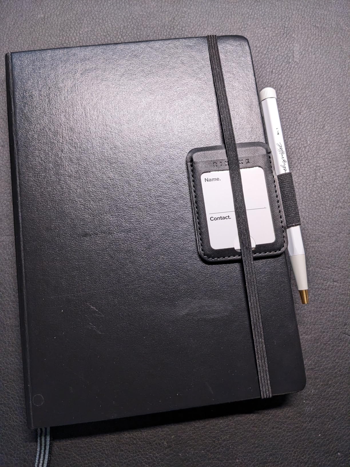 Ringke Name Tag Pen Holder M portapenne adesivo ecopelle nero