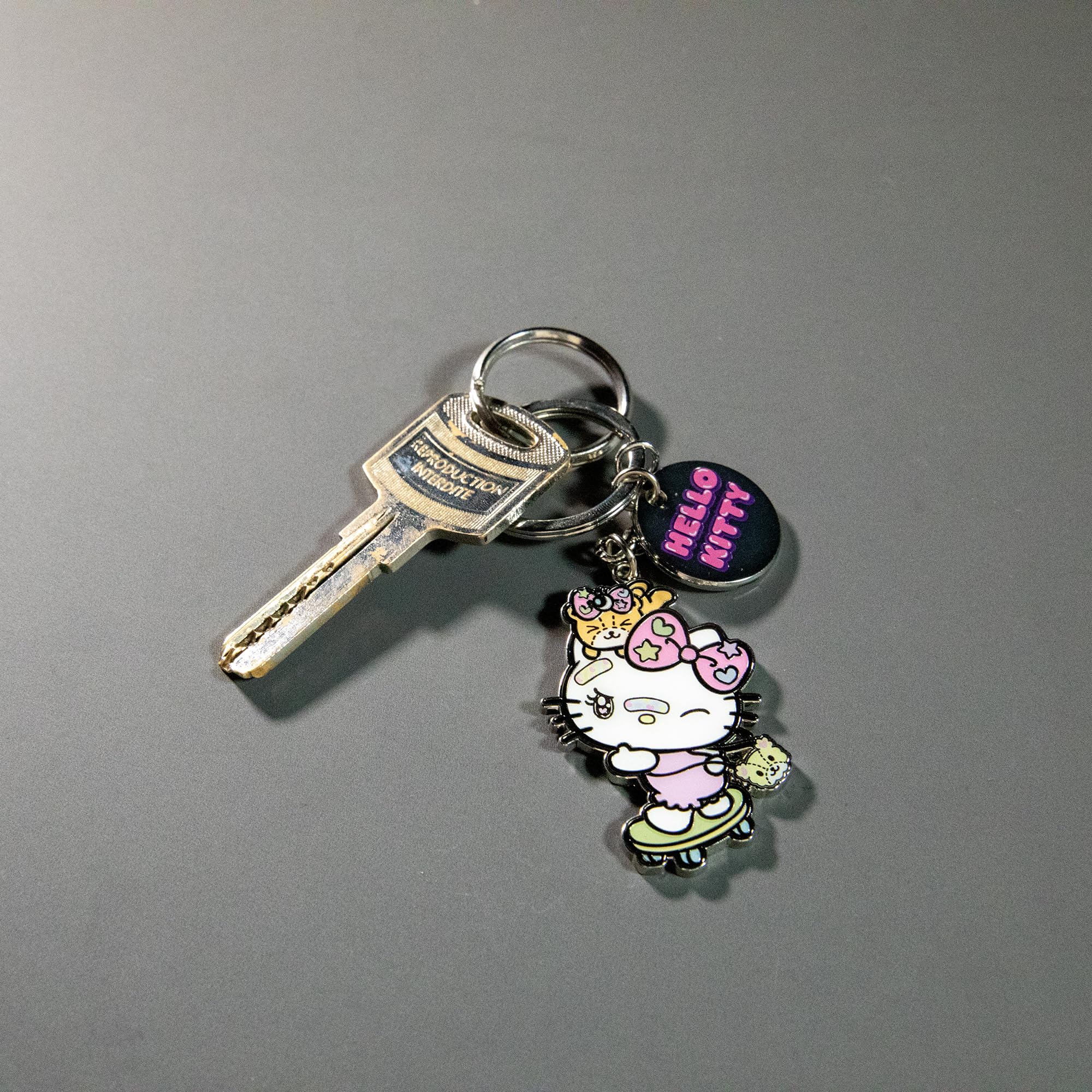 Konix Hello Kitty Portachiavi Metallo 4x4cm Skateboard Bianco